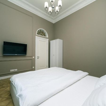 Vip Apartment Near Kreschatyk, 31А Pushkinska Street Kiev Dış mekan fotoğraf